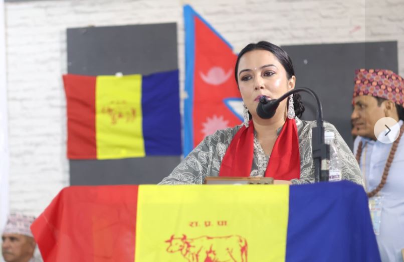 बालेनको बुवाको निधन भन्दै जिउँदो मान्छेको तस्विर राखेपछि रिसाइन् खुश्बु ओली
